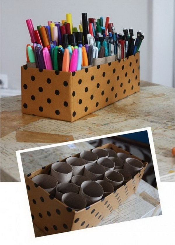 Caixa com canos para organizar canetas